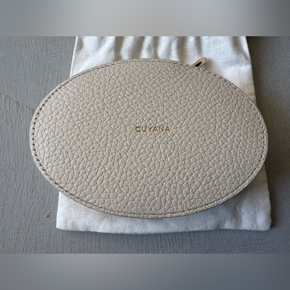 NWOT Cuyana Travel Jewelry Case in Ecru Pebbled Leather - Picture 4 of 8